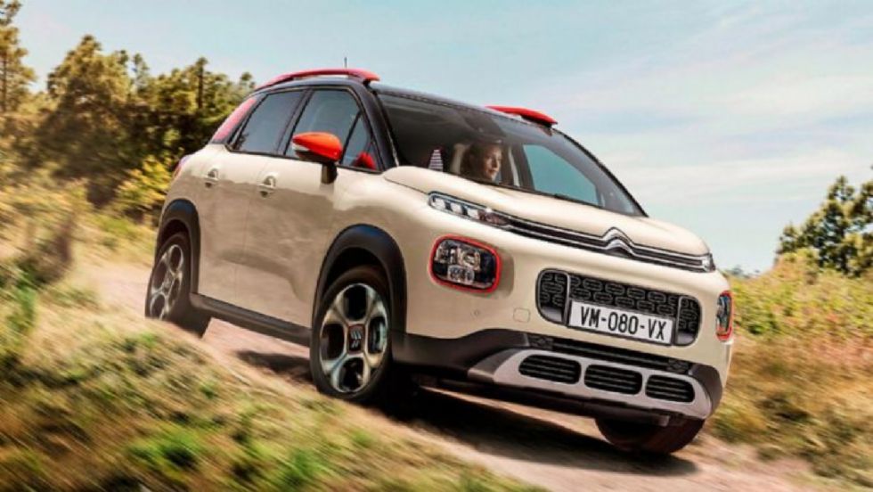 Το νέο Citroen C3 Aircross είναι γεγονός και έρχεται με φόρα να ανακατέψει την τράπουλα στα compact crossover, έχοντας ως βασικό του ατού την εκκεντρική του εμφάνιση, η οποία θυμίζει σε πολλά το C3, σ